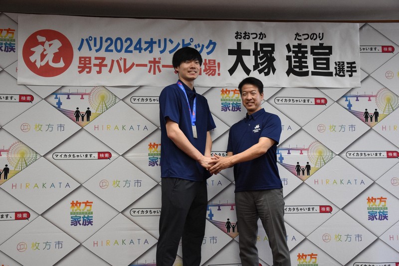 パリ五輪バレー男子代表の大塚達宣選手 地元の大阪・枚方を訪問 | 毎日新聞