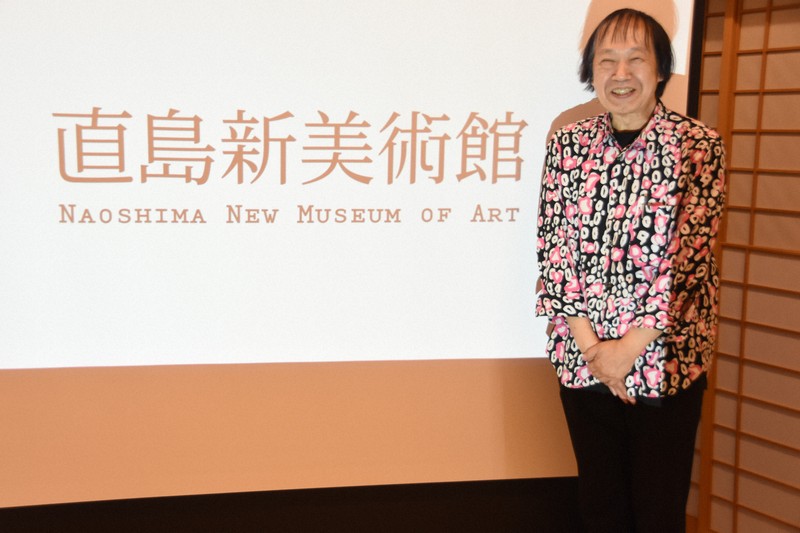 直島新美術館のロゴを発表した祖父江慎さん。島民向けの発表会で、ロゴの背景にある考え方を語った＝香川県直島町で2024年5月31日午後7時11分、森田真潮撮影