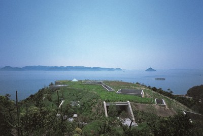 安藤忠雄さん設計の地中美術館（香川県直島町）。建物の大半が地中に埋め込まれている　写真:藤塚光政さん
