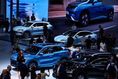ドイツ・ミュンヘンの国際モーターショーに展示された中国の電気自動車最大手、比亜迪（BYD）の車＝2023年9月、ロイター