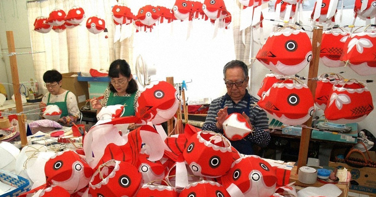 目がキラキラ輝くよ 祭りを前に金魚ちょうちん作り最盛期 山口 | 毎日新聞