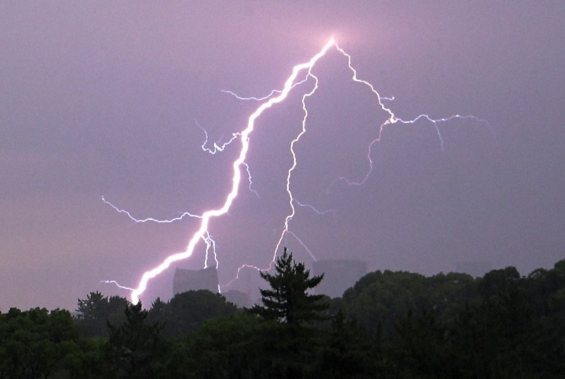 首都圏に雷鳴 都心でも落雷多発 [写真特集1/9] | 毎日新聞