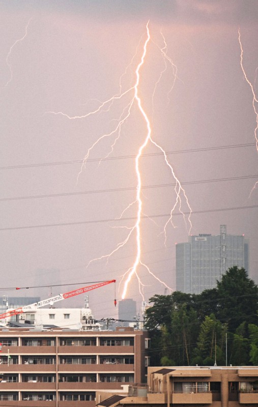 首都圏に雷鳴 都心でも落雷多発 [写真特集1/9] | 毎日新聞