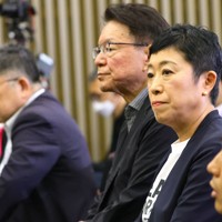 東京都知事選の開票速報を厳しい表情で見つめる立憲民主党の辻元清美代表代行（手前から2人目）と長妻昭政調会長（同3人目）＝東京都千代田区で2024年7月7日午後8時15分、宮武祐希撮影