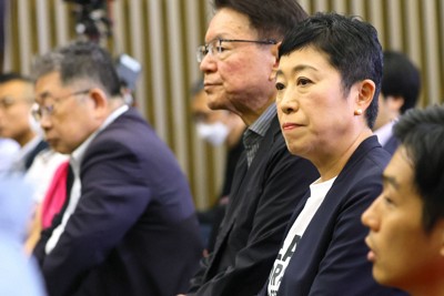 東京都知事選の開票速報を厳しい表情で見つめる立憲民主党の辻元清美代表代行（手前から2人目）と長妻昭政調会長（同3人目）＝東京都千代田区で2024年7月7日午後8時15分、宮武祐希撮影