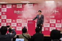 楽天モバイルが6月27日にプラチナバンドによるサービスを開始した。写真は電波発射のボタンを押した三木谷浩史会長＝楽天モバイル提供