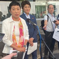 東京都知事選の蓮舫氏の大敗について語る立憲民主党の辻元清美代表代行（左）と西村智奈美代表代行（中央）＝東京都千代田区のJR有楽町駅前で2024年7月8日午後4時48分、田中裕之撮影