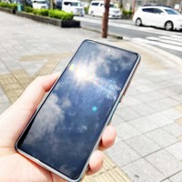 炎天下の屋外でスマホを使うと、熱がこもり、故障のリスクが高まる＝日本PCサービス提供