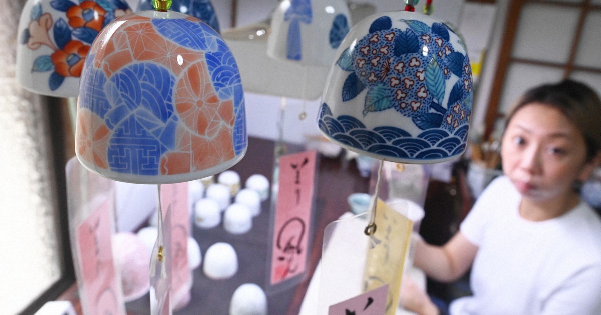 澄んだ音色で涼を届ける 佐賀・伊万里で磁器製の風鈴作り | 毎日新聞