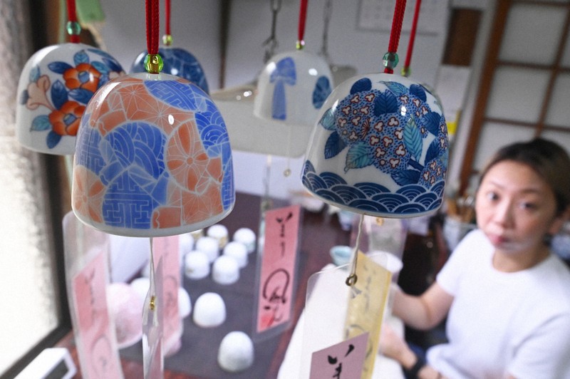 澄んだ音色で涼を届ける 佐賀・伊万里で磁器製の風鈴作り | 毎日新聞