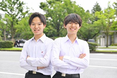 双子の高校生ピアノユニット「兄ーズ」の山下順一朗さん（右）と宗一郎さん＝東京都千代田区で2024年6月25日、前田梨里子撮影