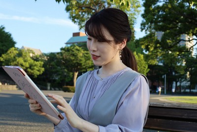 動画編集で愛用するタブレット端末を手にするあやねさん＝2024年6月19日午後6時5分、宮川佐知子撮影