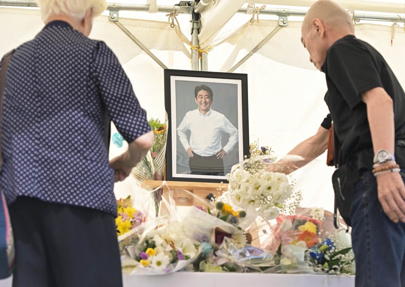 安倍元首相銃撃事件から2年 現場に献花台 [写真特集1/18] | 毎日新聞