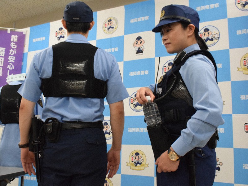 お巡りさんも猛暑対策強化 冷却ベストやドリンクホルダー 県警全職員
