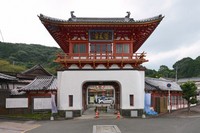 A tower gate reminiscent of the entrance to the Dragon Palace in the Japanese fairy tale "Urashima Taro" is seen at the Takeo Onsen hot spring baths in Takeo, Saga Prefecture, on Sept. 7, 2021. (Mainichi/Minoru Kanazawa)
