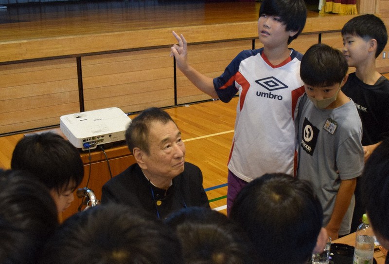 作曲家・三枝成彰さんが授業 音楽の魅力、伝える 児童、熱心に質問