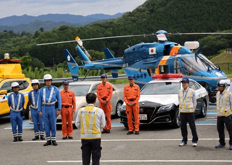 海への道「あおり」撲滅 府警 空と陸から取り締まり ／京都 | 毎日新聞