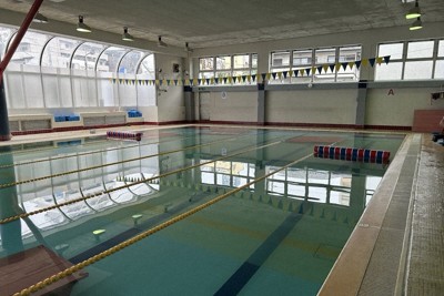 埼玉本庄市將全市小學泳池集中化為室內溫水泳池，以應對酷暑並全年實施游泳教學