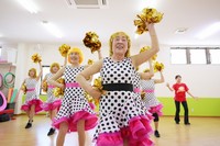 At center is 86-year-old Sachiyo Sakamoto with fellow team members during a cheer lesson in Fukuoka's Nishi Ward on June 4, 2024. (Mainichi/Kota Yoshida)