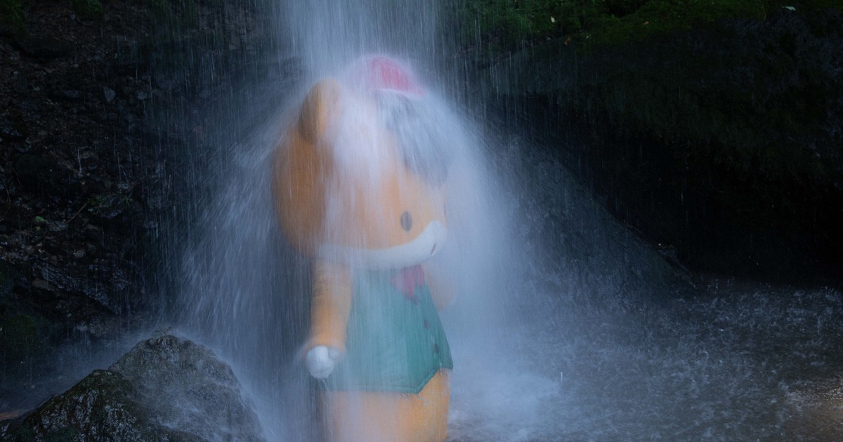 ぐんまちゃん、滝行に挑む 新CMで「群馬のために全集中…！」 | 毎日新聞