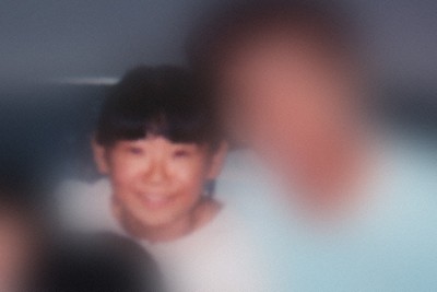 当時担任だった男性教師（右）に肩を組まれる小学6年の平野利枝さん＝本人提供（画像を加工しています）