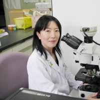 異状死と喫煙の関係を分析する福島県立医大医学部法医学講座の西形里絵准教授＝福島市の同大で2024年6月24日、木村健二撮影