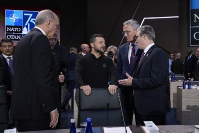 ゼレンスキー氏「兵器の使用制限撤廃を」 NATO供与分 | 毎日新聞