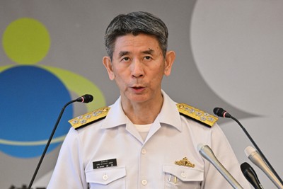海自隊員らの処分を受けて記者会見する酒井良海上幕僚長＝防衛省で2024年7月12日午前11時38分、新宮巳美撮影