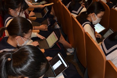 インターネットを検索してキーワードを探す生徒＝東京都渋谷区の実践女子学園中で2024年6月22日午後0時27分、斎藤良太撮影
