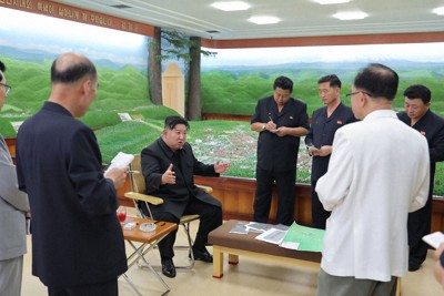 7月11、12の両日、両江道三池淵市の建設事業を視察する金正恩朝鮮労働党総書記＝朝鮮中央通信・朝鮮通信