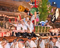 Members of the Chiyo Nagare group carrying the fifth float of the year dash through the grounds of Kushida Jinja shrine in the heavy rain during the "Oiyama" event to close the 15-day-long Hakata Gion Yamakasa festival in Fukuoka's Hakata Ward at 5:20 a.m. on July 15, 2024. (Mainichi/Takeshi Noda)