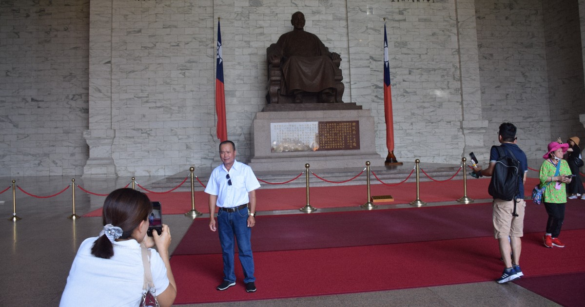 台北観光名所・蔣介石像前の儀仗兵交代式終了 「独裁」批判高まり