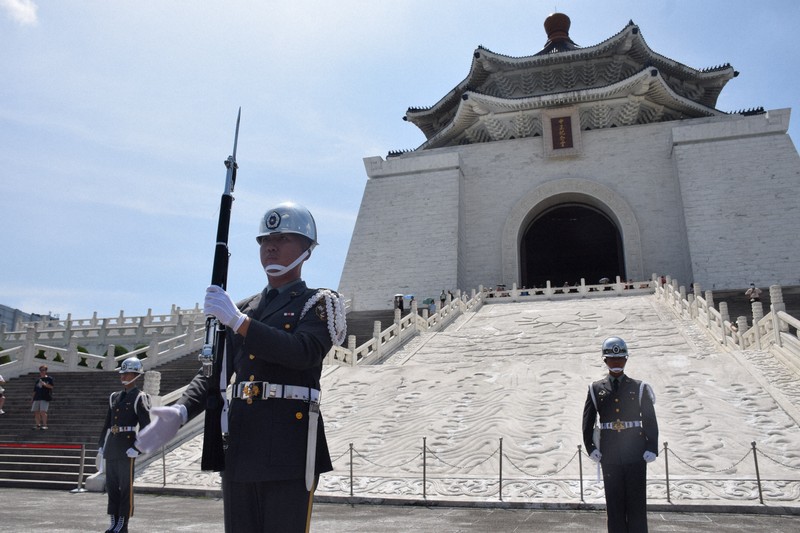台北観光名所・蔣介石像前の儀仗兵交代式終了 「独裁」批判高まり