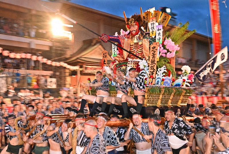博多の夏、追い山笠疾駆 | 毎日新聞