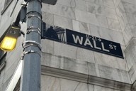 ニューヨーク証券取引所などが集まる金融街ウォールストリート＝米ニューヨーク市で2022年12月、大久保渉撮影