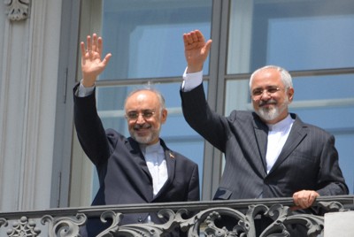 イラン核交渉が開催されたオーストリア・ウィーンのホテルで記者団の問いかけに答えるイランのジャバド・ザリフ外相（右）とアリ・アクバル・サレヒ原子力庁長官＝2015年7月、坂口裕彦撮影