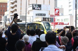 ライトライン開業日は市民らで大いににぎわった＝宇都宮市内で2023年8月26日　※記事中の写真はすべて筆者提供