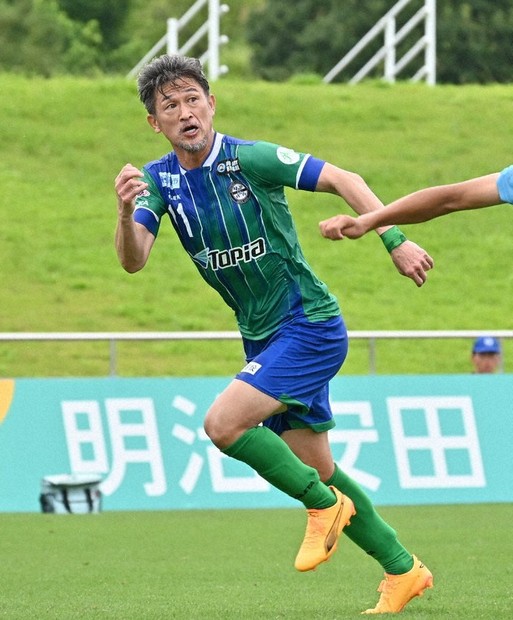 サッカー 57歳139日、カズ躍動に声援 最年長出場記録更新 JFL鈴鹿、雨