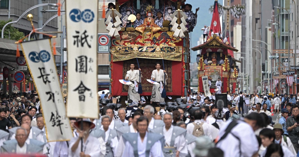 祇園祭の山鉾巡行が始まる 「コンチキチン」華麗に都大路を進む | 毎日新聞
