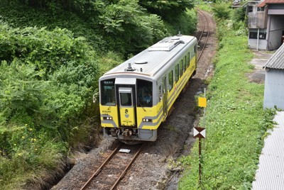 出雲横田駅を出発し備後落合駅に向かう木次線の列車＝島根県奥出雲町で2024年7月4日午後1時12分、松原隼斗撮影