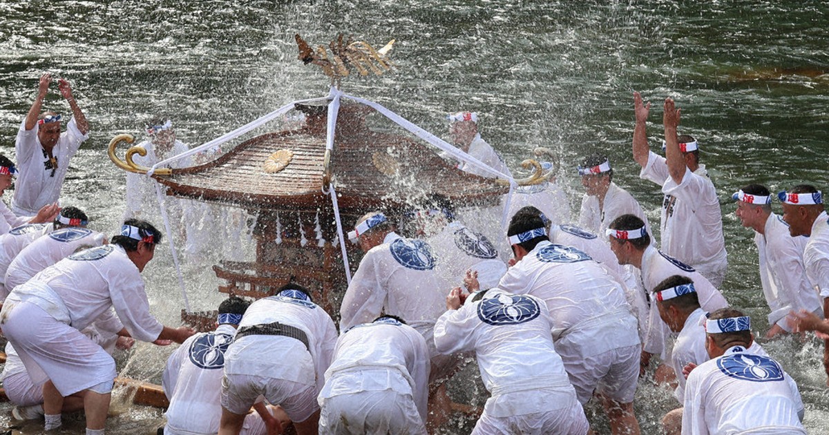 秩父川瀬祭大祭 400キロの「神輿洗い」迫力 ／埼玉 | 毎日新聞