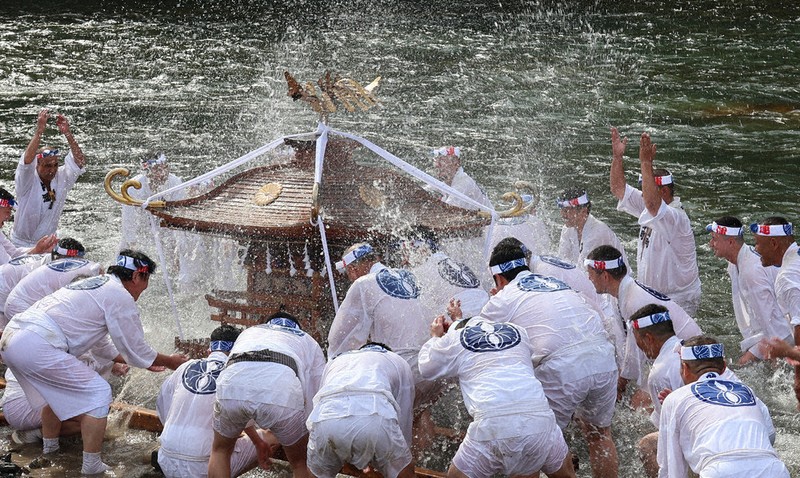 秩父川瀬祭大祭 400キロの「神輿洗い」迫力 ／埼玉 | 毎日新聞