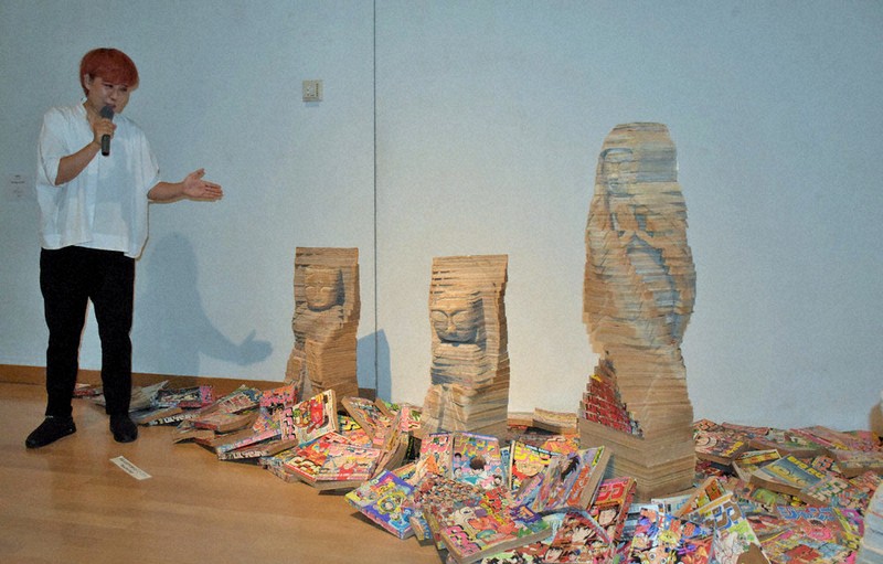 自由な芸術、触れにきて 作家4人 積んだ漫画で仏、長ーい絵筆で公開