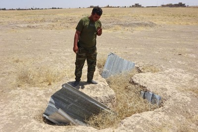 イラク北部モスルの砂漠地帯に掘られたISの地下トンネル。戦闘員が略奪品の運搬に使っていた＝2017年7月6日、篠田航一撮影