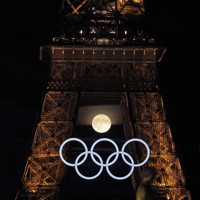 まもなくパリ五輪 満月とエッフェル塔とシンボル [写真特集3/11