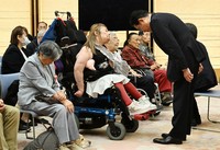 旧優生保護法国家賠償請求訴訟原告団との面会で、それぞれの被害者に頭を下げる岸田文雄首相（右）＝首相官邸で2024年7月17日午後4時13分、平田明浩撮影