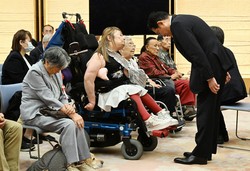 旧優生保護法国家賠償請求訴訟原告団との面会で、それぞれの被害者に頭を下げる岸田文雄首相（右）＝首相官邸で2024年7月17日午後4時13分、平田明浩撮影