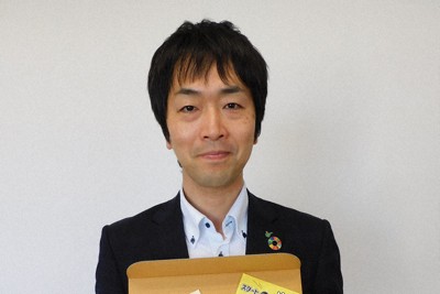ぬか床の材料などが詰まった「手作りぬかどこキット」を手にするコーセーフーズの里村俊介社長＝岐阜県大野町の同社で2024年6月14日、安達一正撮影