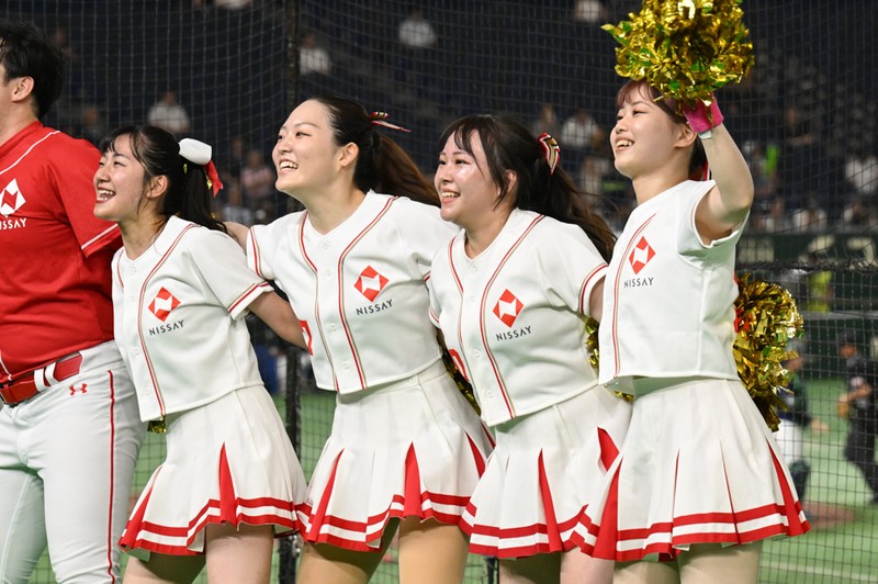 日本生命（大阪市）の応援団（1回戦） [写真特集1/30] | 毎日新聞