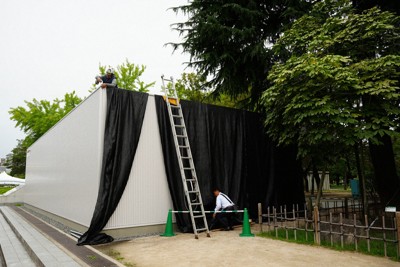 G7広島サミット記念館に遮光ネット 被爆樹木アオギリの葉が変色で